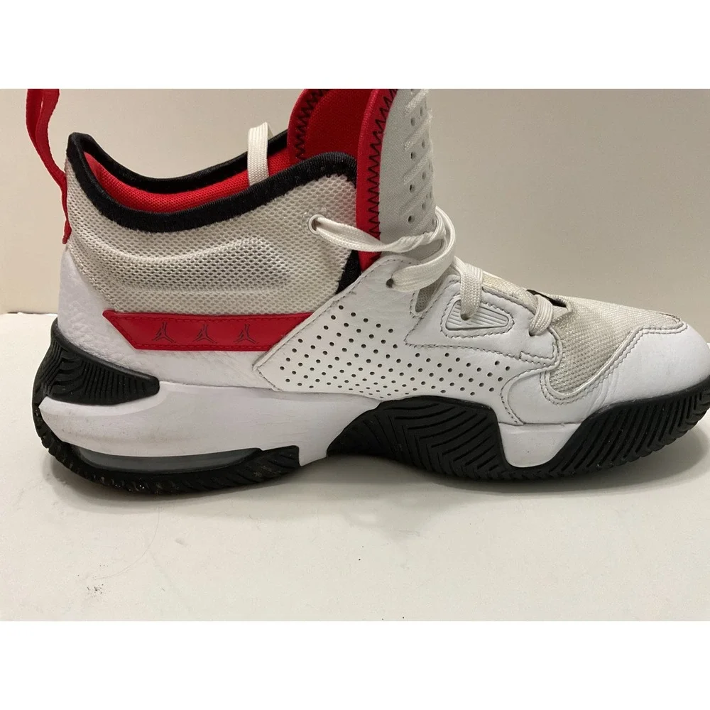 Jordan Max Aura 5 Mens White University Red Black Sneakers DQ8401-106 Size 8.5